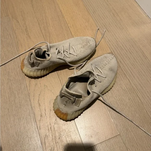 Adidas Yeezy Boost 350 V2 - Picture 6 of 10
